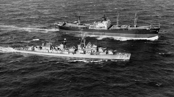 Американский эсминец радиолокационного наблюдения Висоул и советский сухогруз Иван Ползунов в Атлантическом океане в период Карибского кризиса