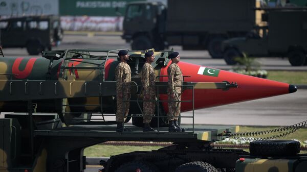 Пакистанские военнослужащие рядом с ракетой Ghauri, способной нести ядерное оружие
