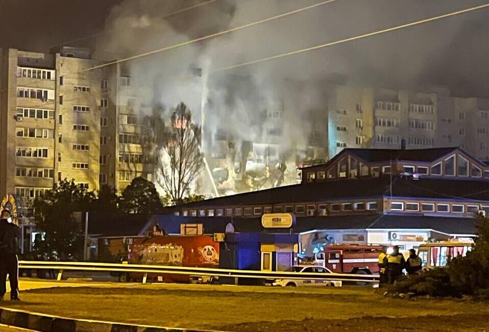 Пожар в жилом доме после падения сверхзвукового истребителя-бомбардировщика Су-34 в Ейске - РИА Новости, 1920, 17.10.2022