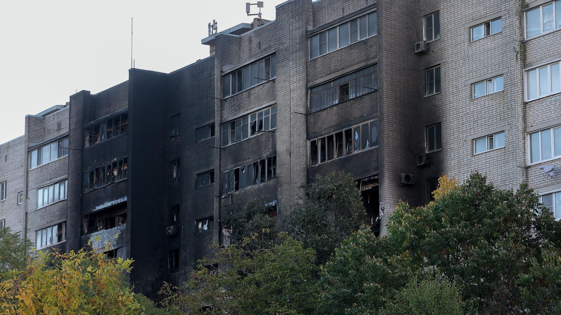 Многоэтажный дом, повреждённый в результате крушения сверхзвукового истребителя-бомбардировщика Су-34 в Ейске - РИА Новости, 1920, 18.10.2022