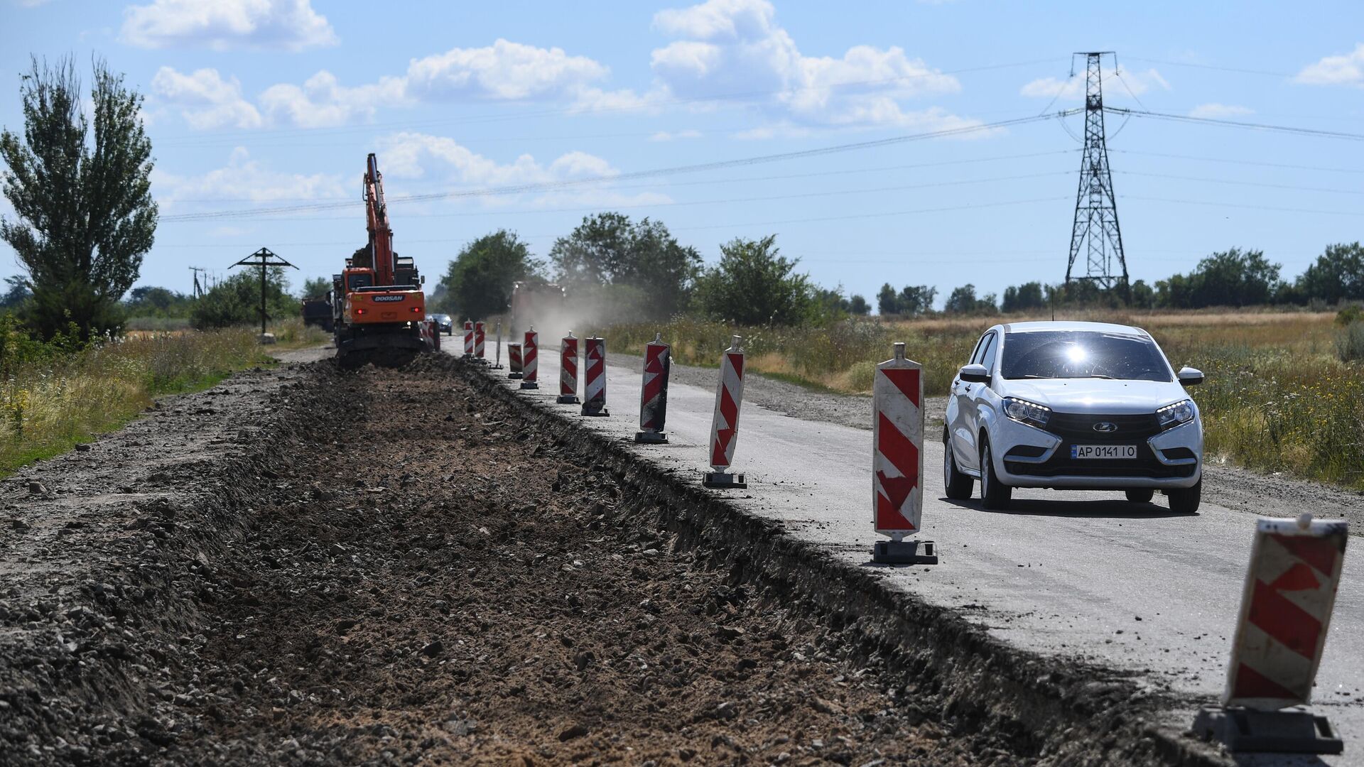 Легковой автомобиль на ремонтируемом участке автомобильной дороги Мелитополь - Бердянск - РИА Новости, 1920, 18.10.2022