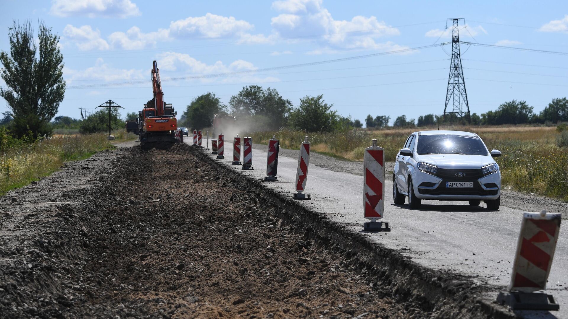 Легковой автомобиль на ремонтируемом участке автомобильной дороги Мелитополь - Бердянск - РИА Новости, 1920, 17.07.2023