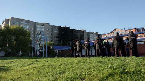 Сотрудники полиции у многоэтажного дома, повреждённого в результате крушения сверхзвукового истребителя-бомбардировщика Су-34 в Ейске