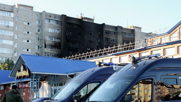 Автомобили Следственного комитета у многоэтажного дома, повреждённого в результате крушения истребителя-бомбардировщика Су-34 в Ейске