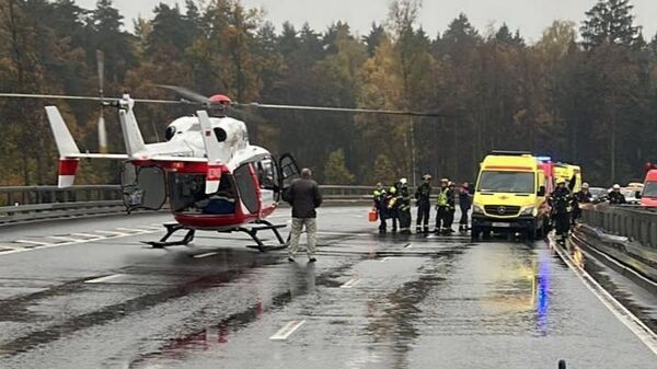 Медицинский вертолет на месте ДТП на Киевском шоссе в Москве