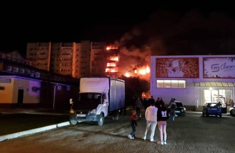 Пожар в жилом доме после падения сверхзвукового истребителя-бомбардировщика Су-34 в Ейске