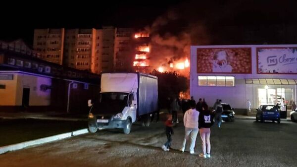 Пожар в жилом доме после падения сверхзвукового истребителя-бомбардировщика Су-34 в Ейске