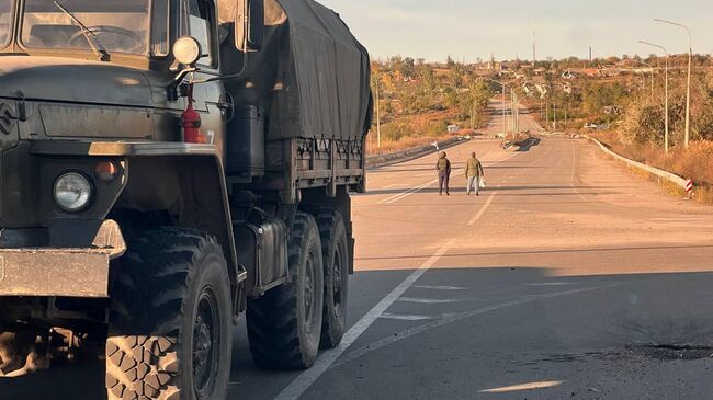 Представители российской стороны во время обмена пленными