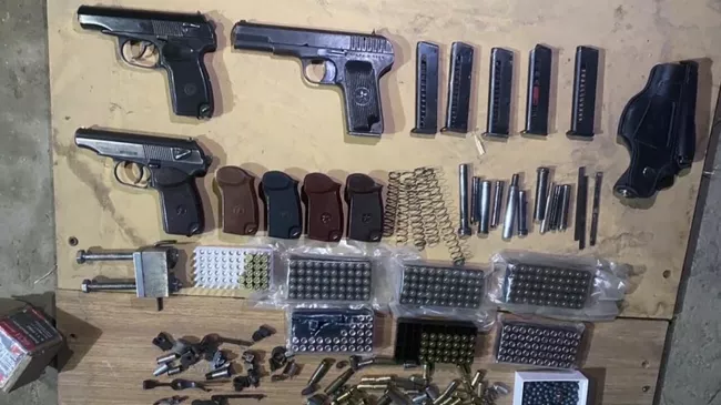 Огнестрельное оружие и боеприпасы, изъятые в ходе действий по пресечению преступной деятельности лиц, причастных к восстановлению боевых свойств гражданских образцов оружия и их сбыту