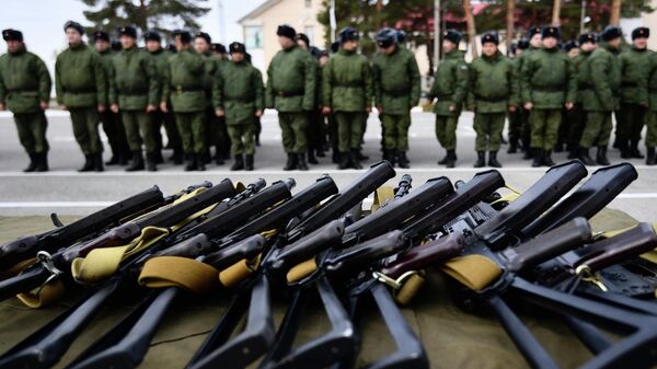 Торжественная церемония выдачи оружия мобилизованным гражданам в учебном центре Центрального военного округа в Свердловской области