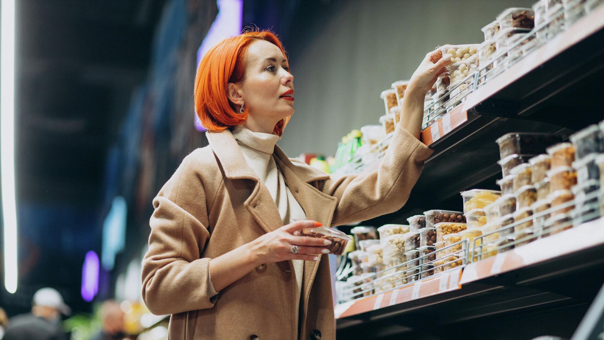 Женщина выбирает продукты в супермаркете - РИА Новости, 1920, 27.02.2025