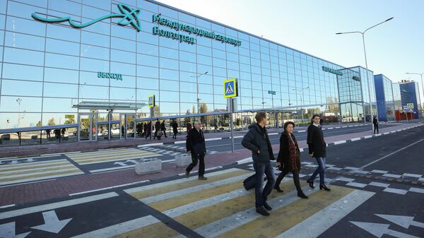 Люди у здания терминала C2 в международном аэропорту Волгограда