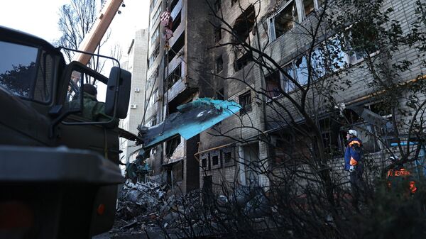 Сотрудники МЧС РФ грузят обломки сверхзвукового истребителя-бомбардировщика Су-34 в Ейске