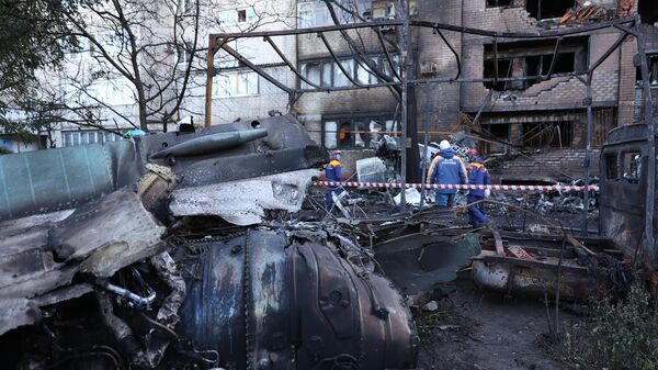 Обломки сверхзвукового истребителя-бомбардировщика Су-34 у многоэтажного дома в Ейске