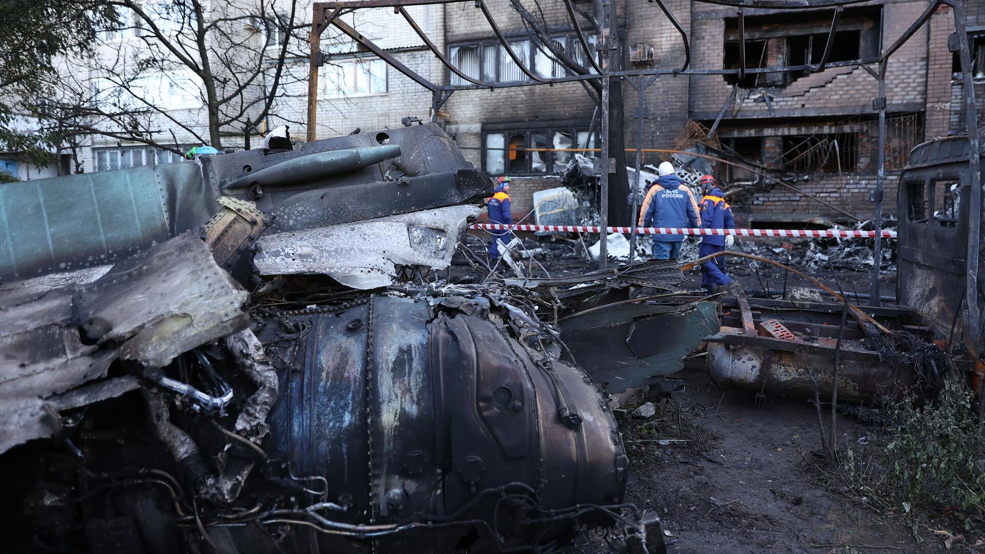 Обломки сверхзвукового истребителя-бомбардировщика Су-34 у многоэтажного дома в Ейске - РИА Новости, 1920, 12.01.2023