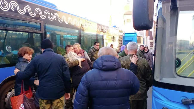Мобилизованные прощаются с родственниками
