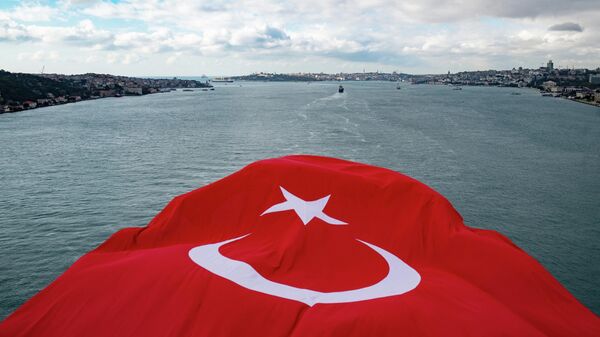 Флаг Турции на фоне пролива Босфор