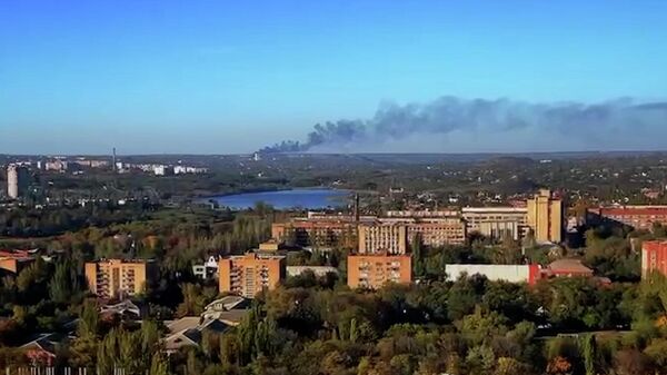 Столб густого дыма поднимался в небе над Донецком