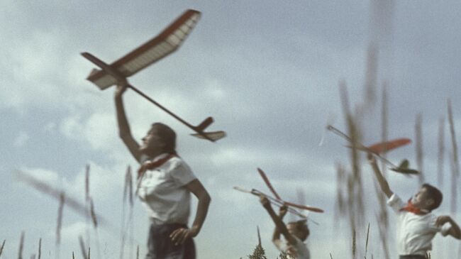 Летний отдых школьников в пионерском лагере Летний отдых школьников в пионерском лагере