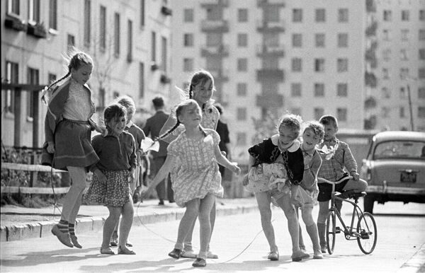 Дети играют во дворе дома в одном из новых микрорайонов Москвы