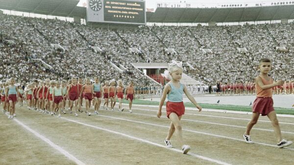 Самые маленькие физкультурники проходят перед трибунами на открытии III Спартакиады народов СССР