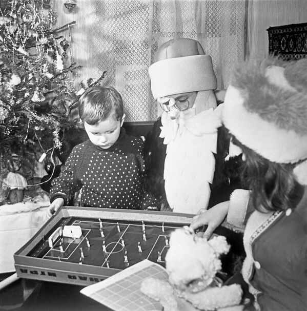 Дед Мороз и Снегурочка принесли новогодние подарки юному москвичу