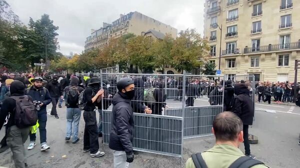 Манифестанты строят в Париже баррикады и требуют повышения заработной платы