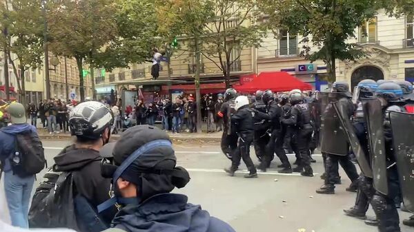 Столкновения демонстрантов с полицейскими и погромы на улицах Парижа 