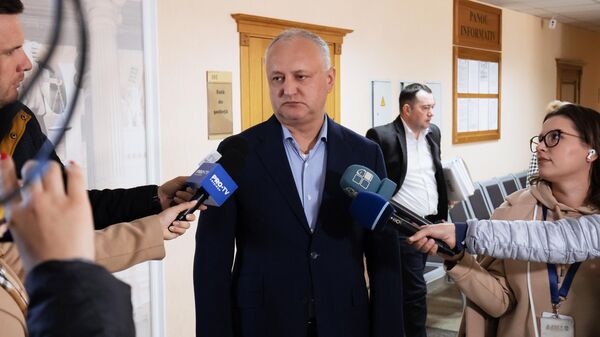 Экс-президент Игорь Додон общается с журналистами после судебного заседания по делу о взятке в Высшей судебной палате. 18 октября 2022