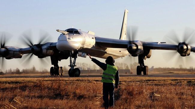 Плановый полет ракетоносцев Ту-95МС над нейтральными водами Тихого океана. Видео Минобороны РФ