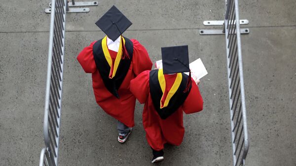 Выпускники перед началом церемонии вручения дипломов Университета Рутгерса в Пискатауэй, штат Нью-Джерси