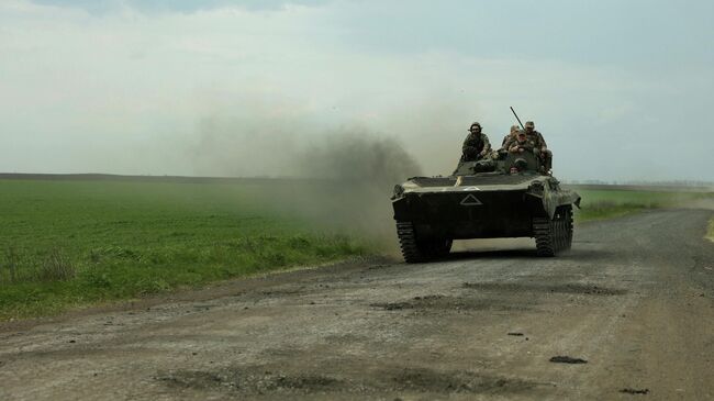 Украинские военнослужащие на бронетранспортере 