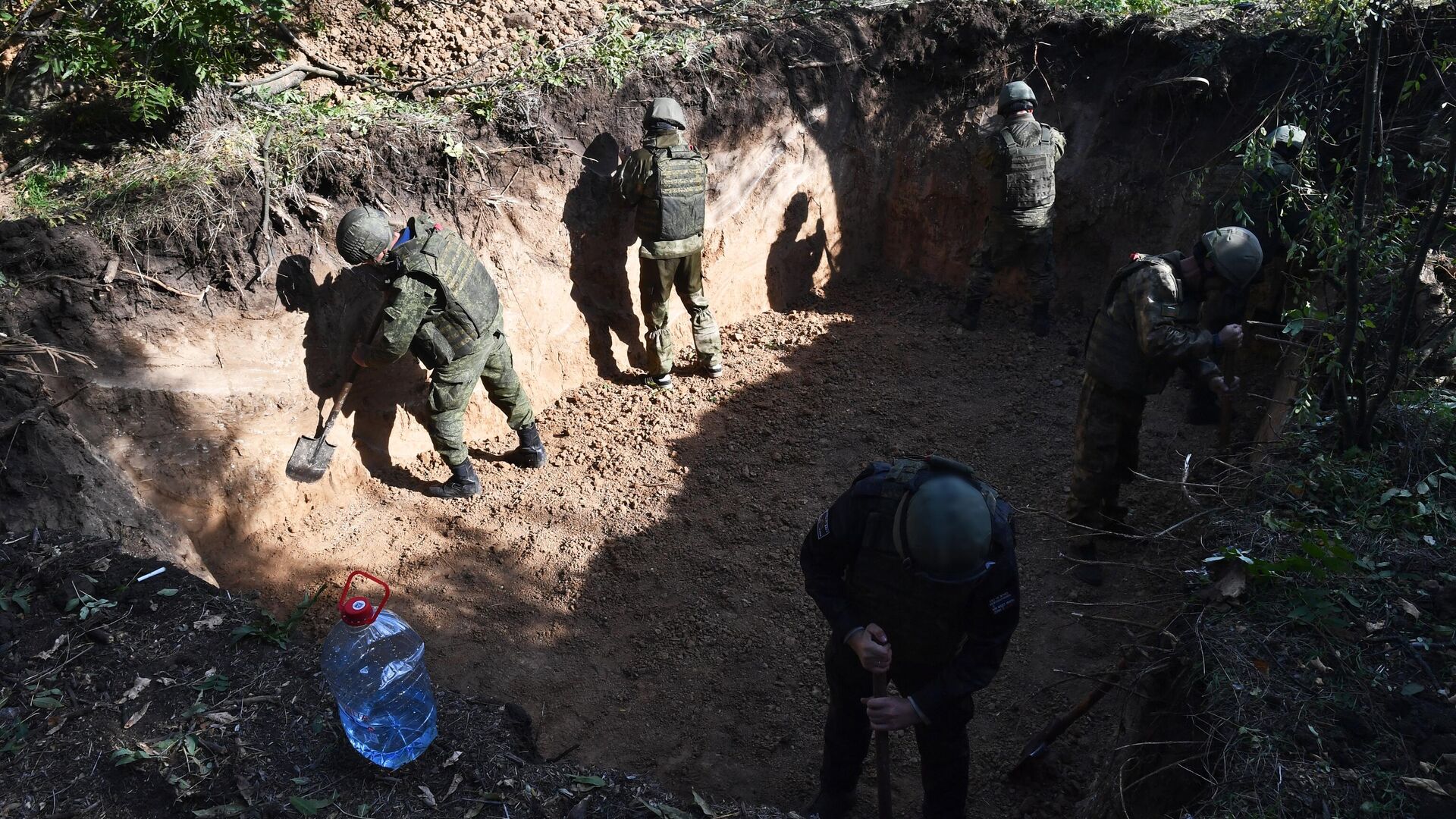 Военнослужащие инженерного подразделения ЮВО во время оборудования позиций на Запорожском направлении - РИА Новости, 1920, 06.11.2022