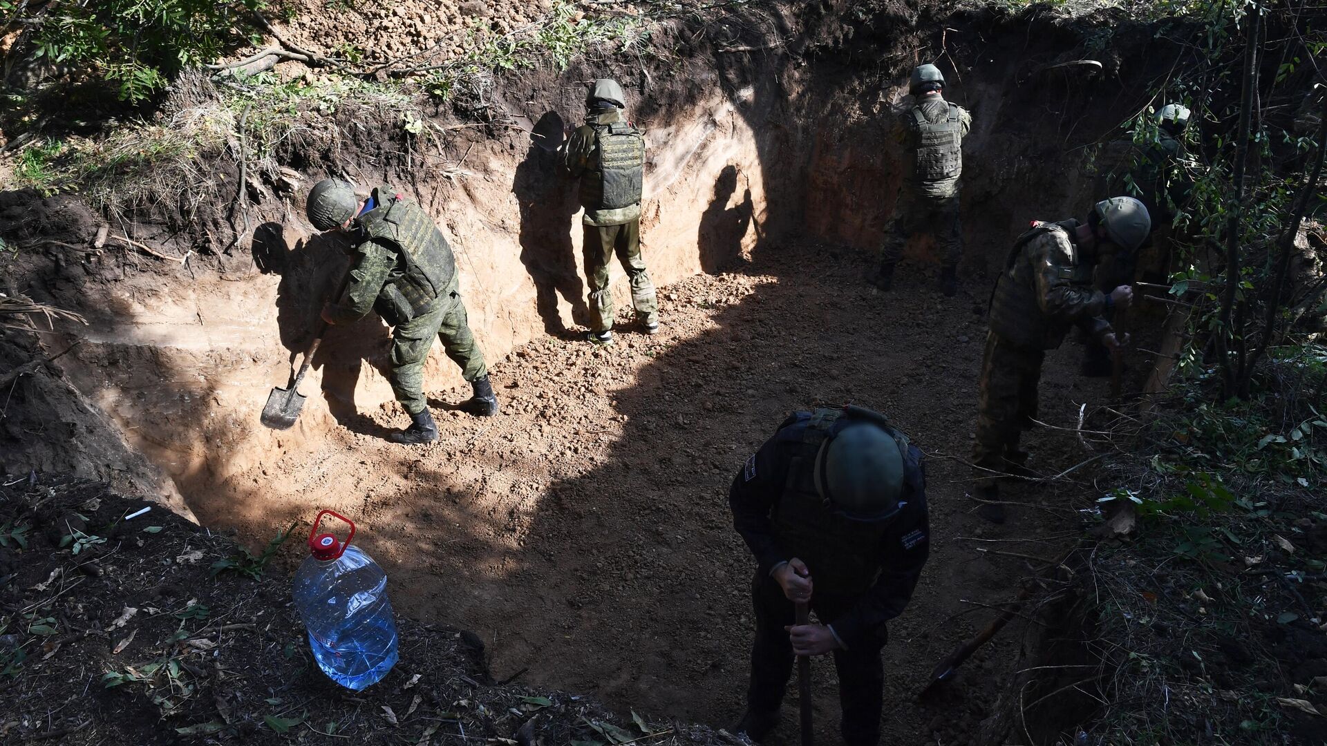 Военнослужащие инженерного подразделения ЮВО во время оборудования позиций на Запорожском направлении - РИА Новости, 1920, 06.11.2022