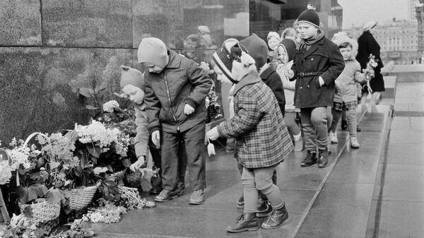 Юные москвичи принесли цветы к Мавзолею В.И.Ленина