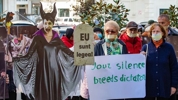 Участники немой акции протеста с требованием отставки президента у здания представительства ЕС в Кишиневе