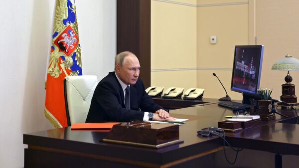 Президент России Владимир Путин проводит оперативное совещание с постоянными членами Совета безопасности 