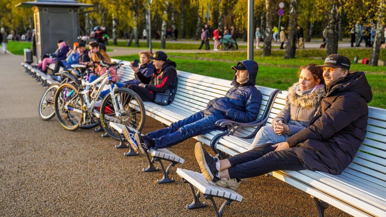 Скамейки с подножками и фонари в историческом стиле украсили московский парк Кусково - РИА Новости, 1920, 19.10.2022