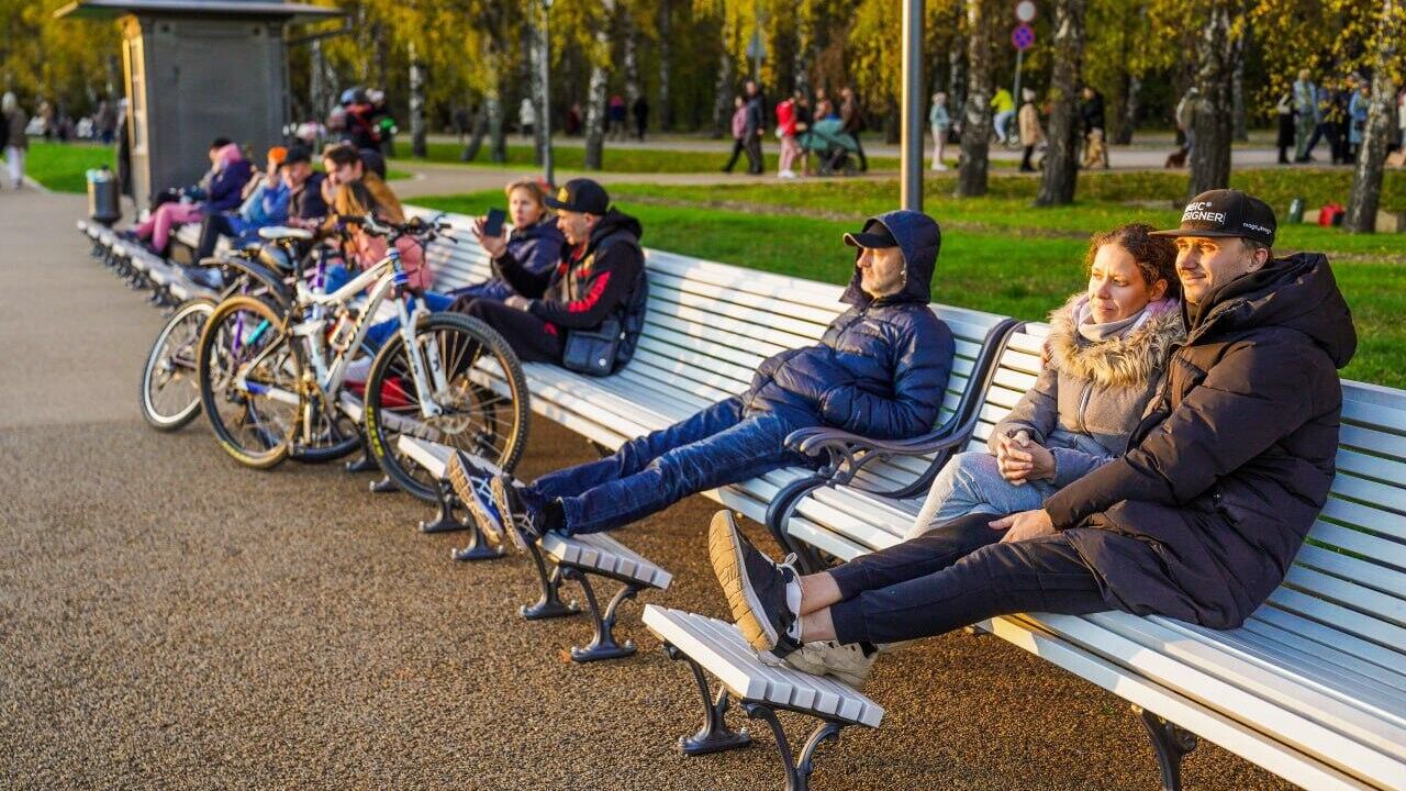 Скамейки с подножками и фонари в историческом стиле украсили московский парк Кусково - РИА Новости, 1920, 19.10.2022