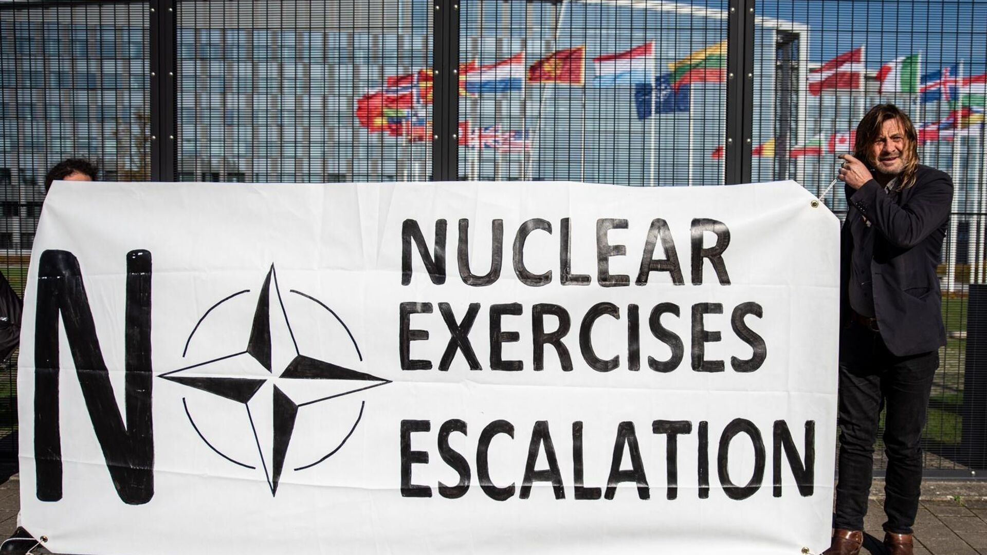 Акция Бельгийской коалиции против ядерного оружия перед штаб-квартирой НАТО в Брюсселе - РИА Новости, 1920, 19.10.2022