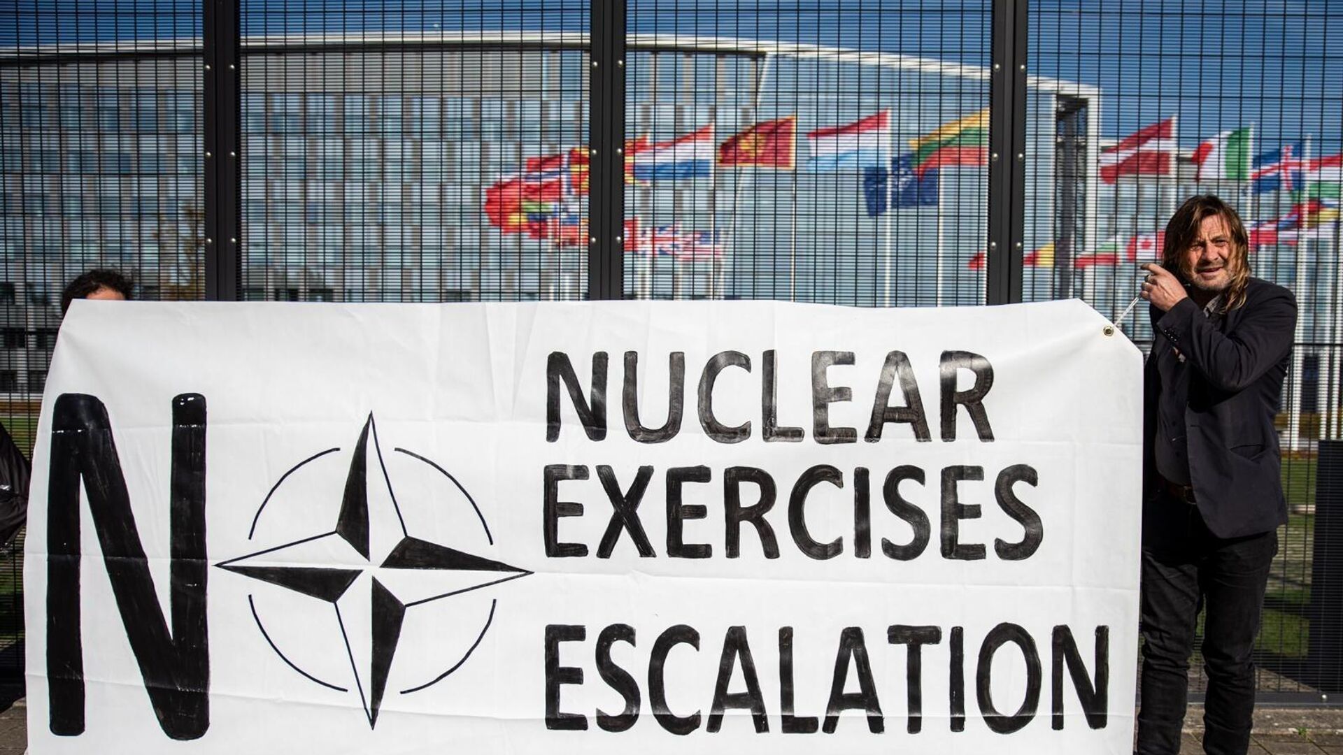 Акция Бельгийской коалиции против ядерного оружия перед штаб-квартирой НАТО в Брюсселе - РИА Новости, 1920, 19.10.2022