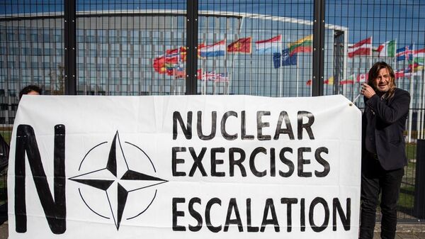 Акция Бельгийской коалиции против ядерного оружия перед штаб-квартирой НАТО в Брюсселе