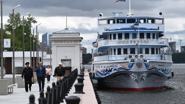 Трехпалубный речной пассажирский теплоход Александр Бенуа на причале Северного речного вокзала в Москве