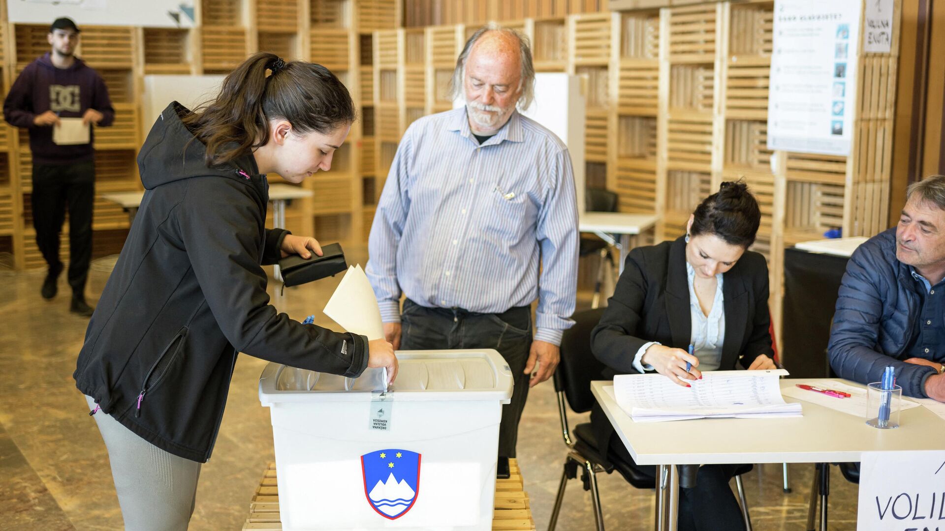 Женщина голосует на избирательном участке во время всеобщих выборов в Любляне, Словения - РИА Новости, 1920, 23.10.2022