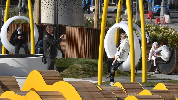 Люди отдыхают в новой части парка, открытой на Павелецкой пощади в Москве