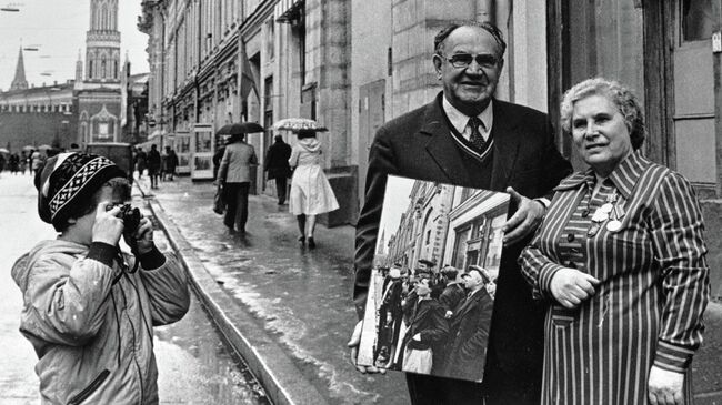 Анна Трушкина (справа) и фотокорреспондент Евгений Халдей (слева), снимавший ее в первый день войны