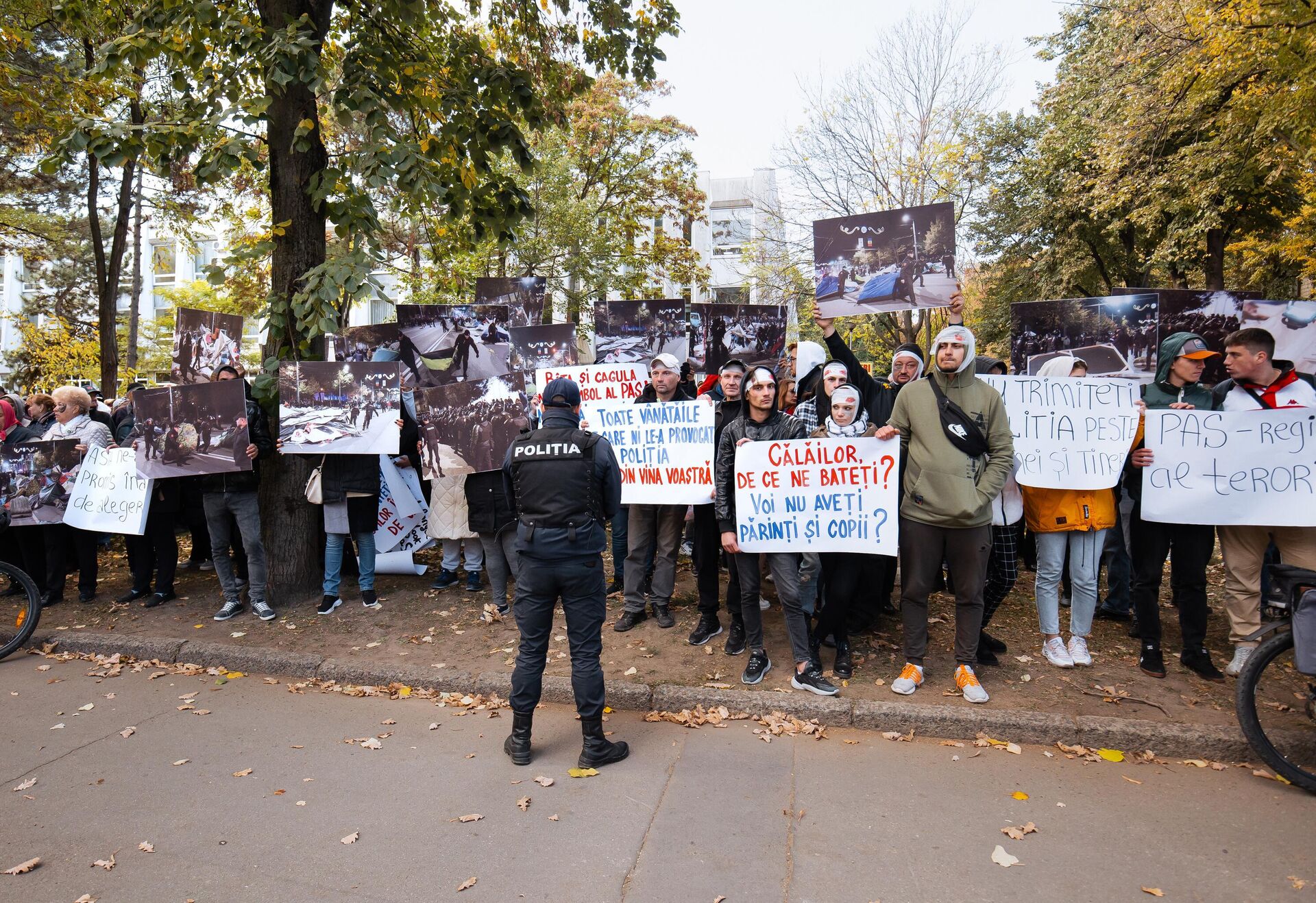 Участники акции протеста у здания парламента в Кишиневе - РИА Новости, 1920, 28.10.2022