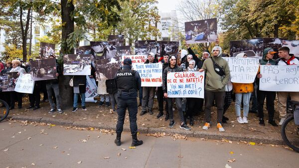 Участники акции протеста у здания парламента в Кишиневе
