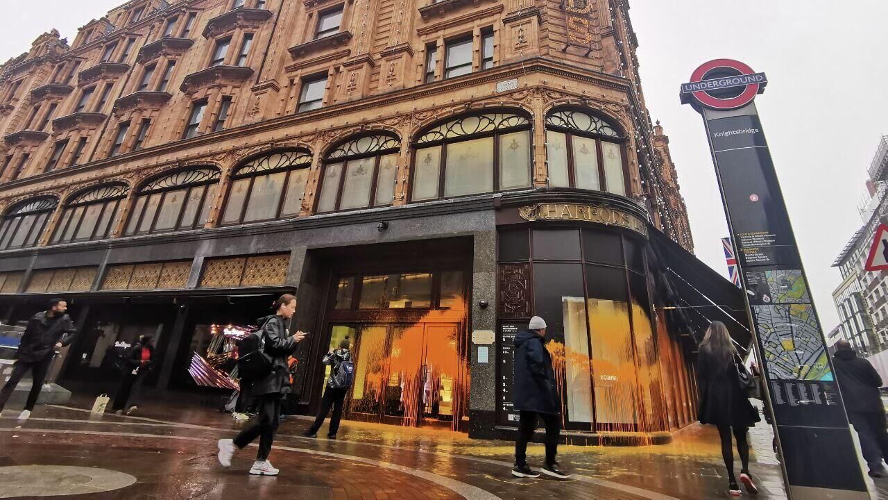 Эко-активисты Just Stop Oil залили витрины лондонского Harrods краской - РИА Новости, 1920, 20.10.2022