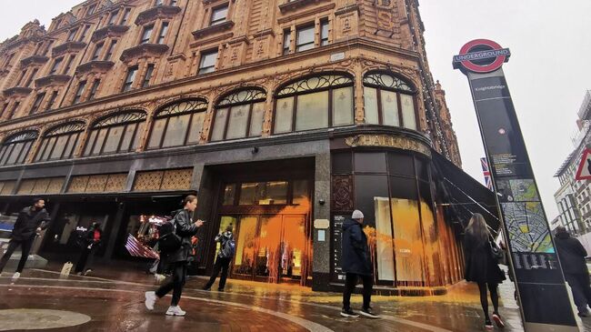 Эко-активисты Just Stop Oil залили витрины лондонского Harrods краской